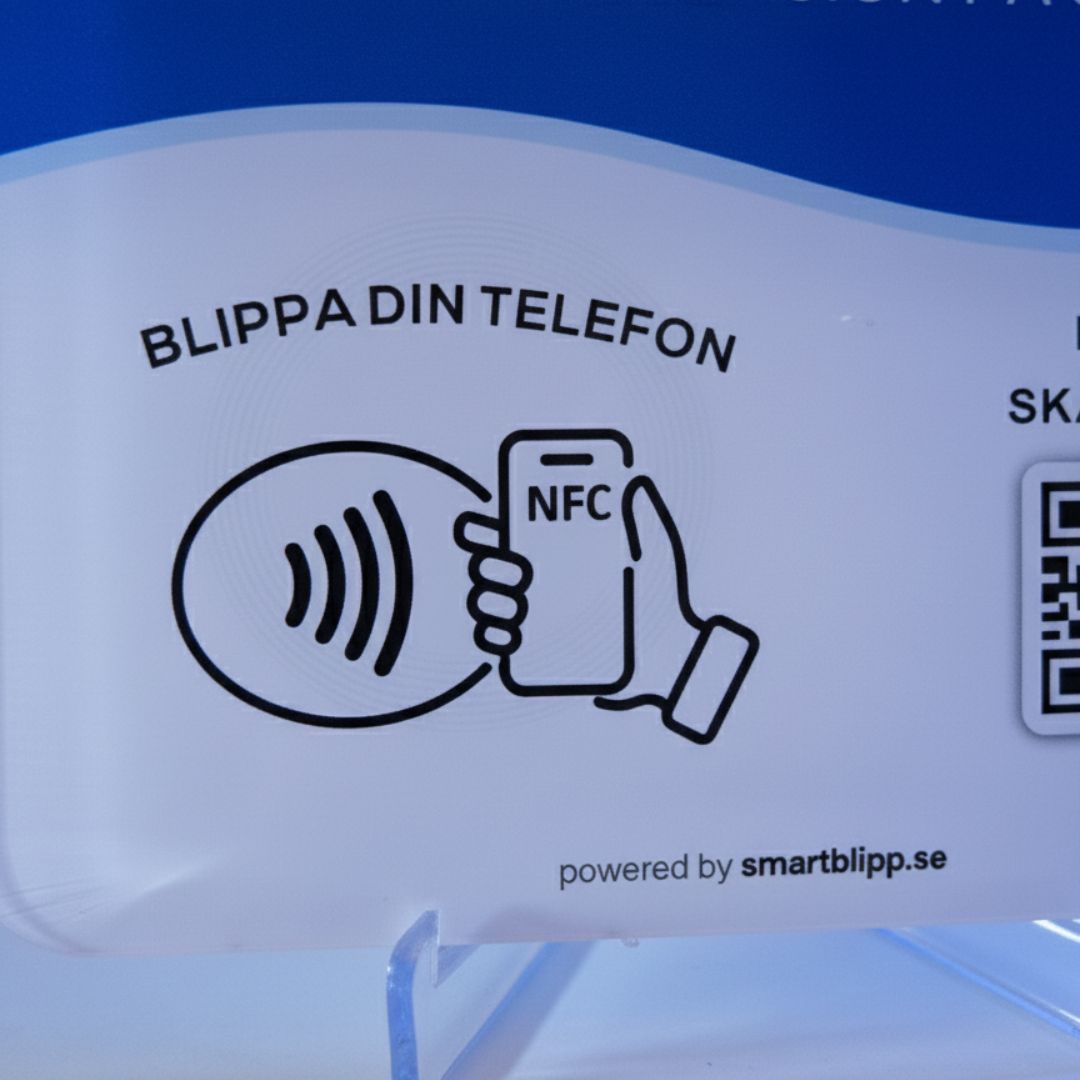 Närbild av NFC-chip och QR-kod på Google recensionsskylt